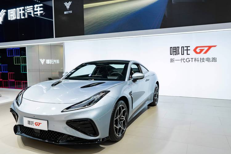 深圳32哪吒汽车在智能汽车领域的表现，领途汽车在新能源汽车市场中的影响力